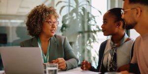 Financial advisor explaining banking for newcomers in Canada